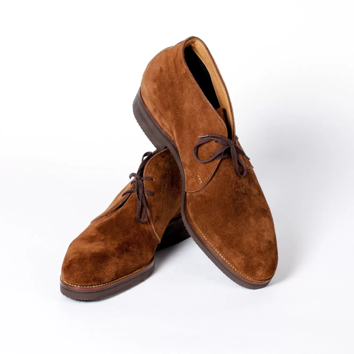 Mto | Schuhe>Saint Crispin's Boot "Chukka" aus mittelbraunem Kudu-Wildleder mit naturweissem Lammfellfutter - reine Handarbeit