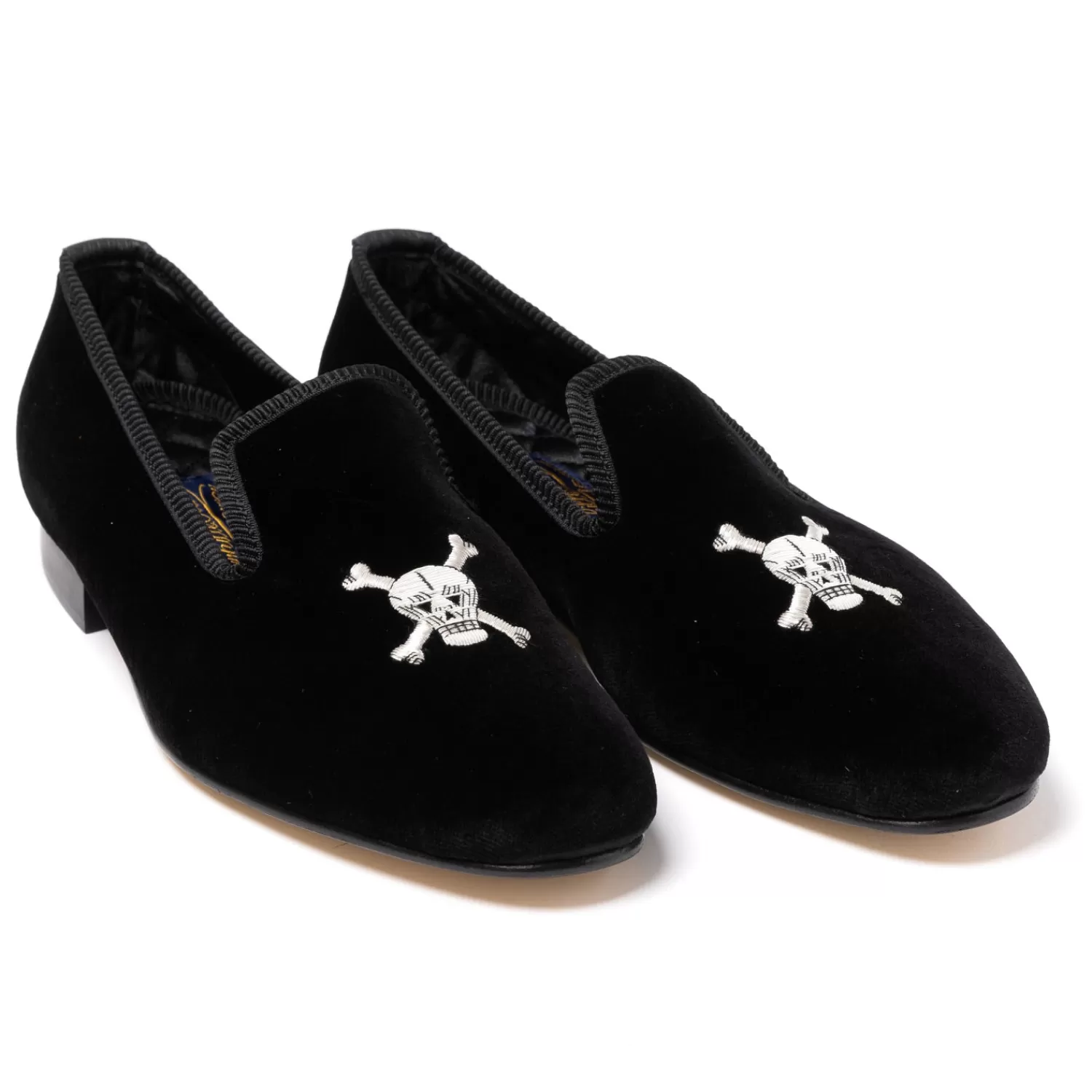 Schuhe>Bowhill & Elliott Bowhill & Elliot x MJ: Schwarzer Samtslipper "Skull & Crossbones" mit Ledersohle - Handmade  Schwarz
