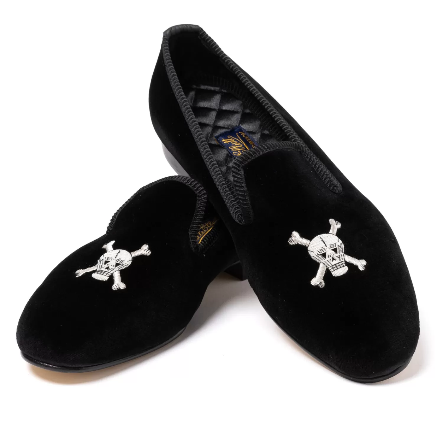 Schuhe>Bowhill & Elliott Bowhill & Elliot x MJ: Schwarzer Samtslipper "Skull & Crossbones" mit Ledersohle - Handmade  Schwarz