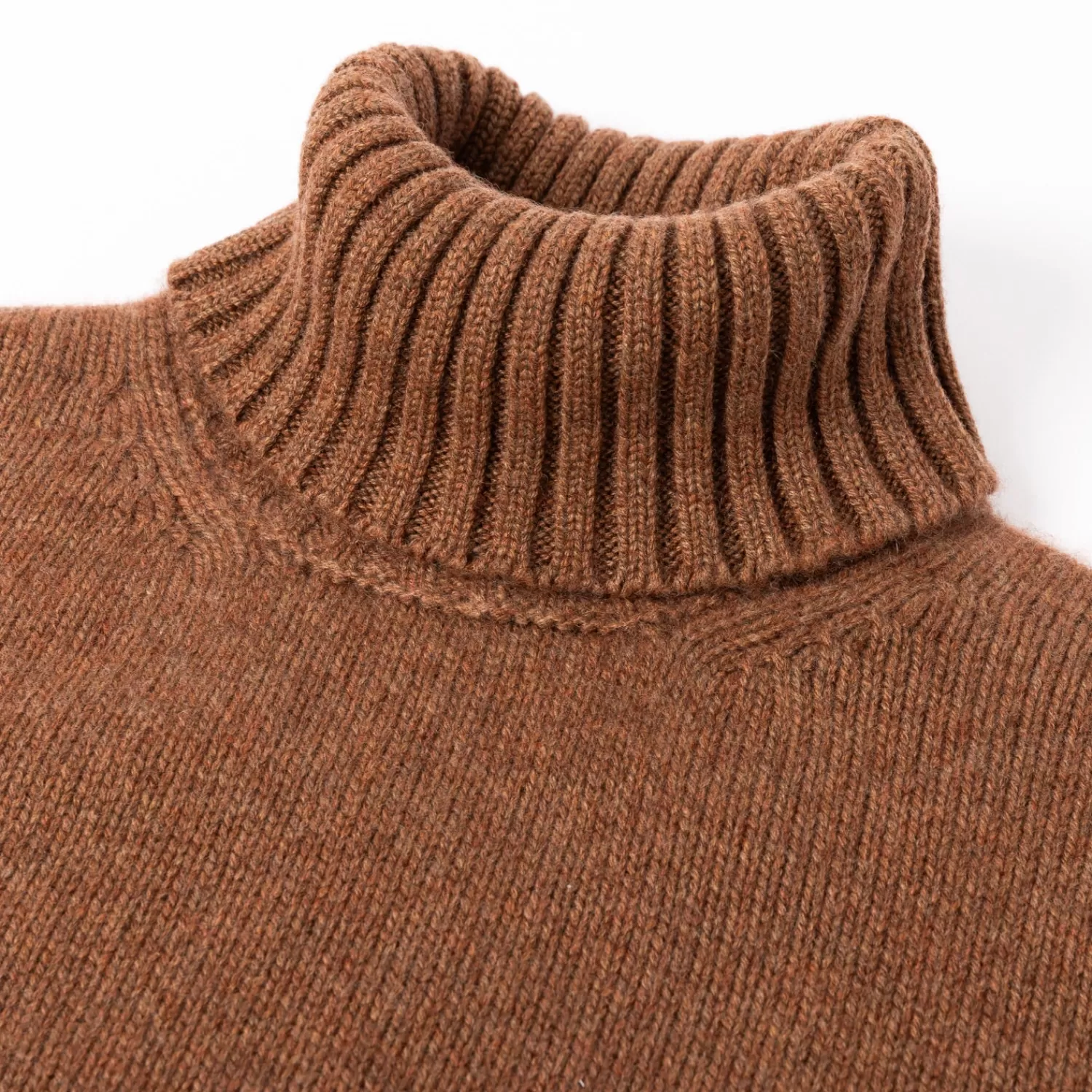 Strickwaren>Fedeli Exklusiv für Michael Jondral: Nußbrauner Rollkragenpullover aus schottischem 4-Ply Kaschmir Nocciola-Nußbraun