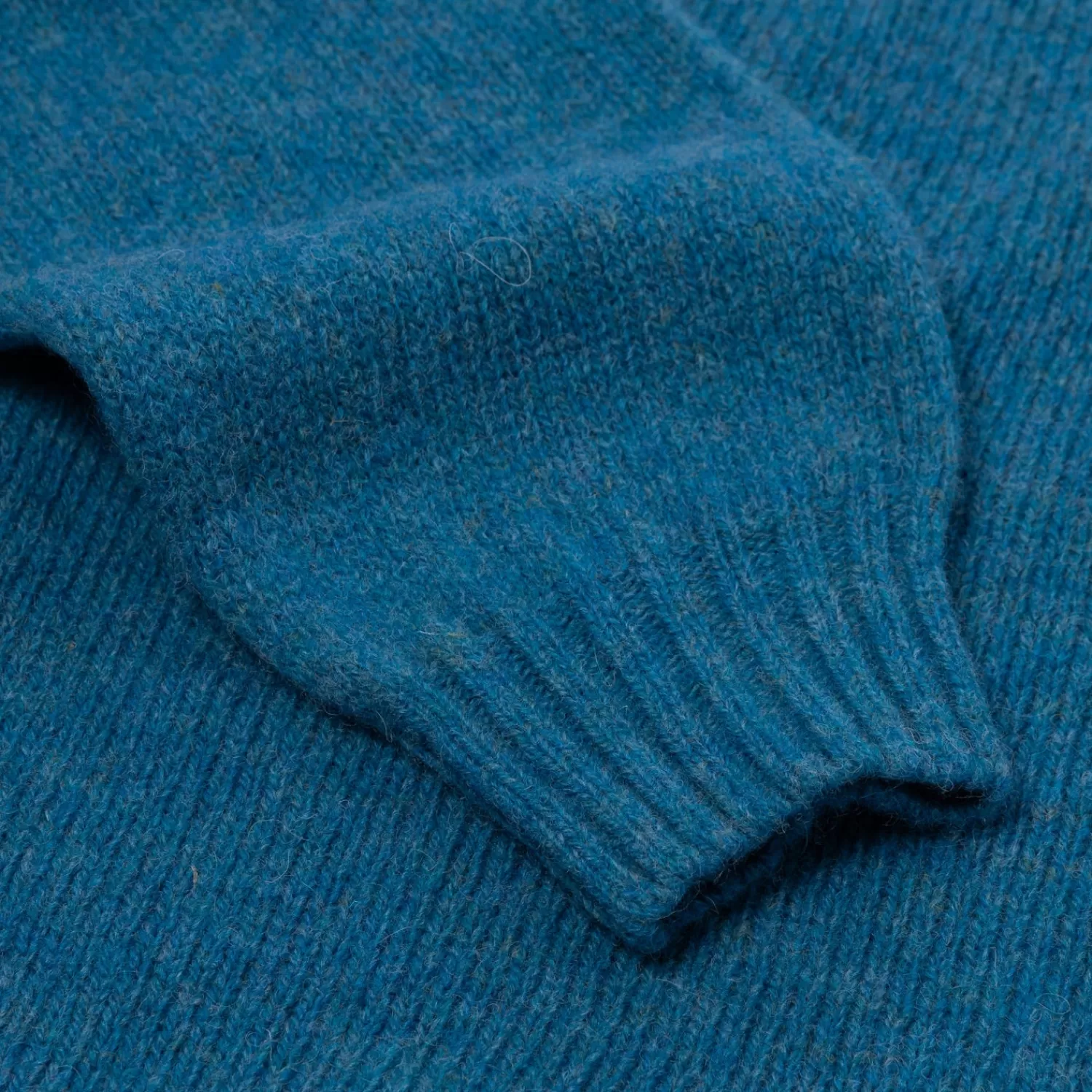 Strickwaren>Glenugie x MJ: Pullover "Round Jumper" aus reiner Wolle - Pure Soft Shetland Petrolblau-PennanBayMelange